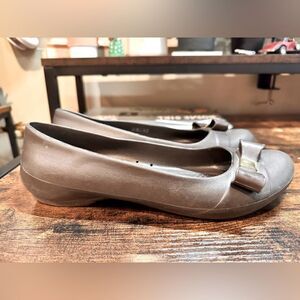 Crocs Gianna Brown Bow Ballet Flats Rubber Slip On Cap Toe Womens Size 9